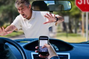 Noi sancţiuni în Codul Rutier: şoferii care ţin în mână telefonul vor fi amendaţi