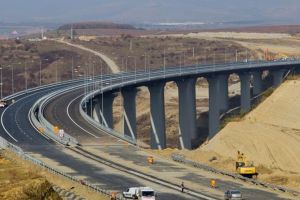 Autostrada Lugoj – Deva nu poate fi deschisă traficului. Motivul e absurd