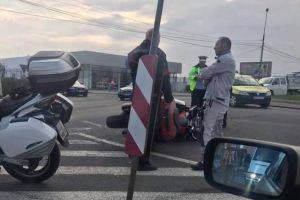 Motocicletă lovită de o maşină în intersecţie – Două persoane rănite