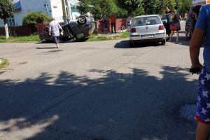 O maşină s-a răsturnat în Rădăuţi după o coliziune cu un alt autovehicul
