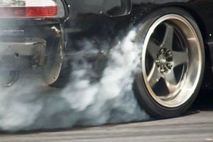 Doi tineri din Sibiu şi Vâlcea prinşi de poliţie când făceau drifturi pe Dumbrăvii – Amenzi usturătoare
