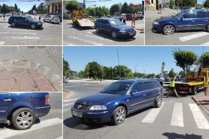 FOTO ȘTIREA TA: O şoferiţă din Alba s-a speriat de o maşină şi s-a urcat cu autoturismul pe o bordură