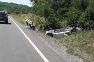 FOTO Maşină răsturnată la Copşa Mică. Doi copii printre răniţi