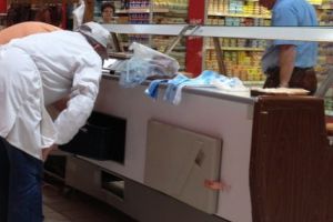 Tone de carne stricată şi lactate expirate – RETRASE din magazine, DISTRUSE