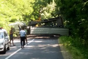 Drumul dintre Marghita şi Săcueni a fost blocat de un TIR cu cărbuni, care s-a răsturnat de-a curmezişul drumului
