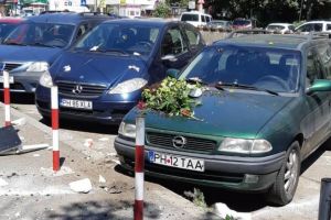 Scandal in Bariera Bucuresti. O femeie a aruncat de la etajul 8 cu ghivece si alte obiecte din casa, pe masinile parcate la trotuar