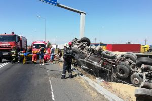 PRĂPĂD la coborârea de pe AUTOSTRADĂ: TIR răsturnat, scurgeri de combustibil (GALERIE FOTO)
