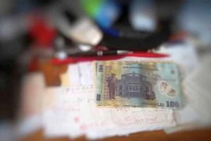 Succes al Anticorupţiei Alba: FLagrant la Casa de Pensii, în timp ce un pensionar dădea mită 100 de lei unui angajat pentru a obţine un bilet de tratament