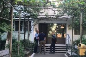 SCENE ȘOCANTE în Craiova, în timpul vizitei Vioricăi Dăncilă: Un bărbat stropea trecătorii cu benzină şi le dădea foc! Au intervenit MASCAȚII