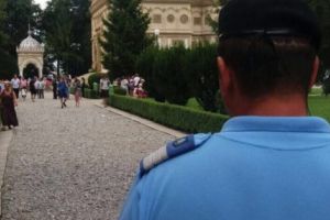 Jandarmii păzesc grădina lui Dumnezeu la Curtea de Argeş!