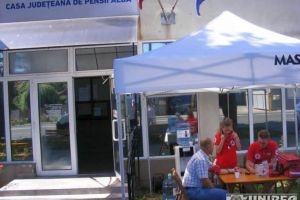 FOTO: Cort amplasat în faţa Casei Judeţene de Pensii Alba, pentru combaterea caniculei. Voluntari de la Crucea Roşie măsoară tensiunea arterială şi oferă apă potabilă