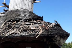 O biserică din Argeş a luat foc!