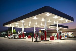 Sătmărean uitat într-o benzinărie din Germania. Șoferul firmei de transport a plecat fără el