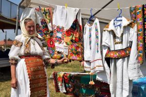 Vine Târgul Corvinilor! Sute de anticari, meşteri populari, producători locali, concerte, spectacole şi un turnir al şoferilor de rable, în Bihor