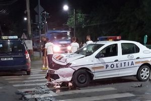 Un taximetru şi o maşină de poliţie s-au făcut praf într-o intersecţie din Arad