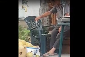 VIDEO/ Vanzator surprins injectand pepenii cu apa