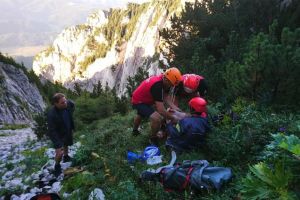 Turistă accidentată în masivul Piatra Craiului, recuperată de salvamotiştii din Zărneşti (Foto)