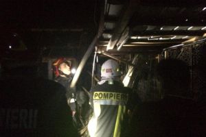 FOTO Noapte grea pentru pompierii sibieni. Au fost chemaţi la două intervenţii