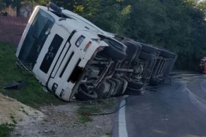 Accident in Prahova, la Izvoarele. Un camion s-a rasturnat dupa ce soferul a vrut sa intoarca intr-o curba periculoasa