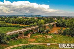 Au început lucrările la podul peste râul Mureş, din Vinţu de Jos. Ameninţată cu rezilierea contractului, firma câştigătoare a pornit şantierul