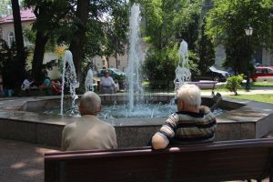 Evitaţi să staţi la soare între orele 11.00-18.00 şi beţi apă la fiecare 15-20 de minute