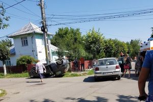 Autoturism Fiat răsturnat pe cupolă, după impactul cu un Volkswagen