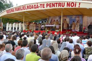 Procesiunea cu lumânări în jurul sanctuarului catolic de la Cacica, astăzi, la ora 22.00
