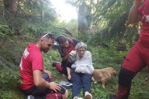 O femeie de 71 de ani plecată la cules de ciuperci, găsită după ore bune de căutări
