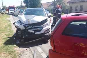 Două persoane la spital după ce un şofer a provocat un accident în lanţ, la Cărpiniş