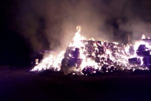 VIDEO cutremurator! O fermă din Prahova, sub flăcări. Au ars 100 tone de baloţi din paie
