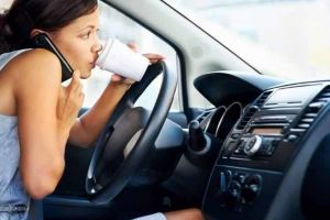 STOP LIVE-URILOR LA VOLAN: Guvernul a adoptat modificări ale Codului Rutier pentru a preveni folosirea telefonului în timpul condusului