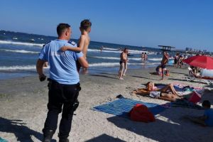 Baietel de sase ani, ratacit pe o plaja din Mamaia. Jandarmii i-au gasit mama