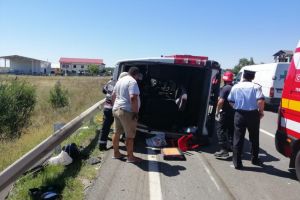 S-a activat Planul Rosu de interventie: Microbuz cu persoane, rasturnat pe DN 65
