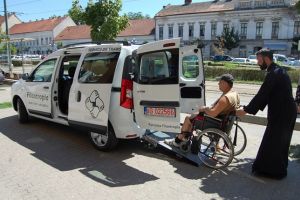 Maşină pentru transportul bolnavilor cu scleroză, cumpărată la îndemnul Mitropolitului Banatului