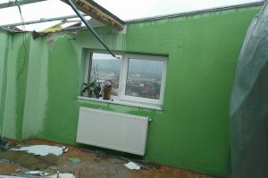 O familie tânără care aşteaptă un copil a rămas sub cerul liber după ce furtuna a smuls acoperişul blocului (FOTO)