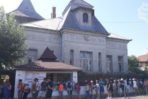FOTO ȘTIREA TA: Coadă la cea mai delicioasă îngheţată din oraş. Canicula i-a pus pe albaiulieni la rând ca pe vremea lui Ceauşescu