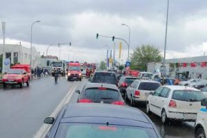 ACCIDENT rutier în Alba Iulia, pe strada Alexandru Ioan Cuza: Coliziune între un autoturism şi un TIR