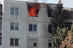 FOTO: UPDATE – Incendiu violent la un apartament de pe strada Progresului