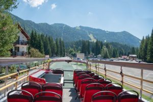 FOTO Autobuzul etajat al Consiliului Judeţean a fost repus în circuitul turistic de Primăria Braşov