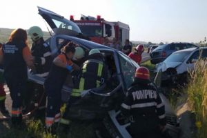 Două persoane încarcerate în urma unui accident pe centura Lugojului