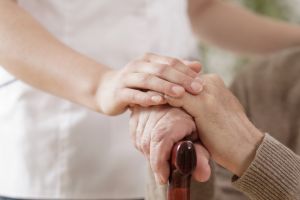„La tine acasă, îngrijire socială la domiciliu Alba Iulia” – Proiect dedicat îngrijirii la domiciliu a persoanelor vârstnice din oraş, lansat de Direcţia de Asistenţă Socială