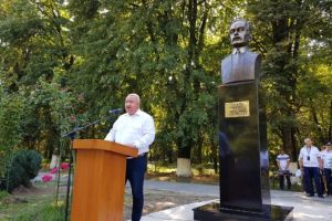 Viceprimarul Cristi Ganea, prezent la dezvelirea bustului marelui om politic Iuliu Maniu, in Parcul Bucov