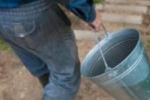 Lăsaţi fără apă în plină vară! Totul spre binele lor!
