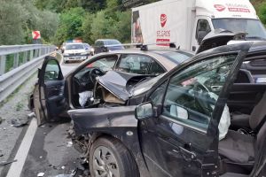 Accident pe DN 17 C la Coşbuc. O persoană a fost rănită, două maşini avariate (FOTO)