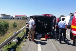 FOTO Tragedie! Un microbuz cu 13 persoane s-a răsturnat. Două au murit pe loc
