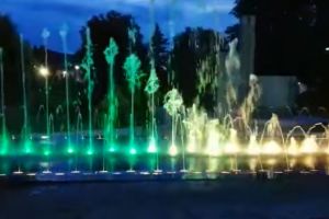 Cum arată şi cum funcţionează noua fântână arteziană din centrul oraşului Năsăud (VIDEO)