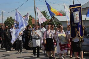 Sute de tineri ortodocşi, în „Procesiunea luminii şi a portului popular”, pe străzile Braşovului