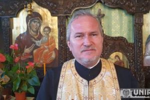 VIDEO. Se spune sau nu la mulţi ani de Adormirea Maicii Domnului? Preotul Emil Jurcan, din Alba Iulia: Este o sărbătoare a bucuriei, pentru că prăznuim mutarea ei în sânul Tatălui Ceresc, împreună cu Fiul ei, Domnul Isus Hristos