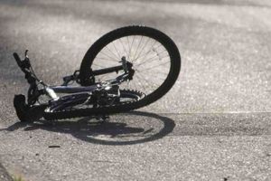 ACCIDENT rutier în municipiul Sebeş, zona Primărie, unde un biciclist a fost rănit