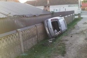 Un tânăr fără permis a furat maşina gazdei şi s-a răsturnat cu ea